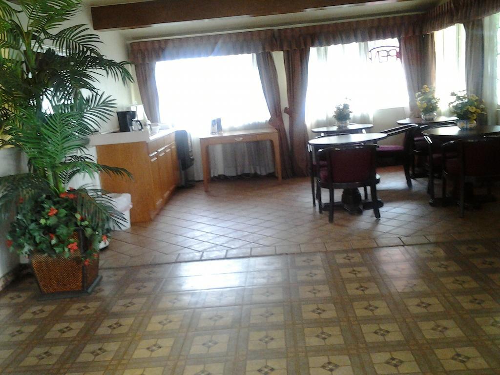Budget Inn ทูลาเร ภายนอก รูปภาพ